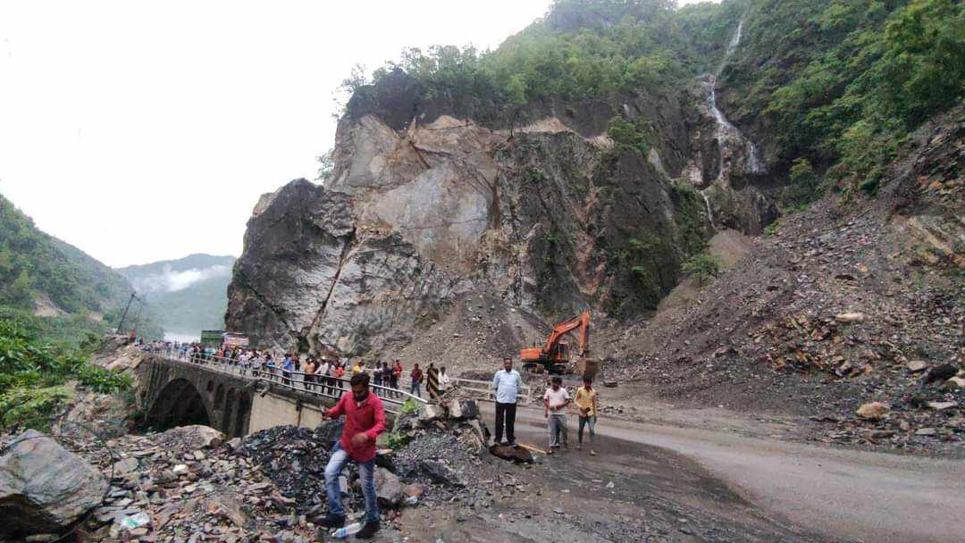 नारायणगढ–मुग्लिन सडक दुईतर्फी नै अवरुद्ध